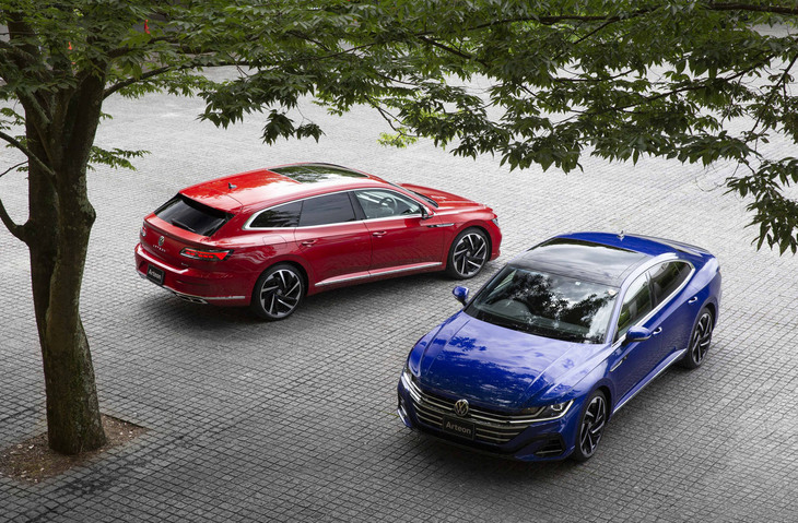 「フォルクスワーゲン・アルテオン シューティングブレーク」（左）と「アルテオン」（右）。