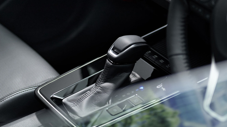 シフトノブおよびシフトパネル周辺のデザインも変更された。