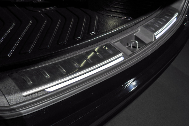 ホンダCR-V e：HEV RSブラックエディション ホンダアクセス用品装着車（リアパネルライニングカバーイルミネーション）