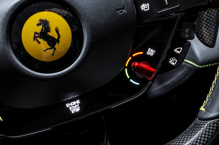 ステアリングホイールに備わる、ドライブモードセレクター「マネッティーノ」のコントローラー。「WET」「SPORT」「RACE」「CT OFF」の4種類の走行モードが用意される。