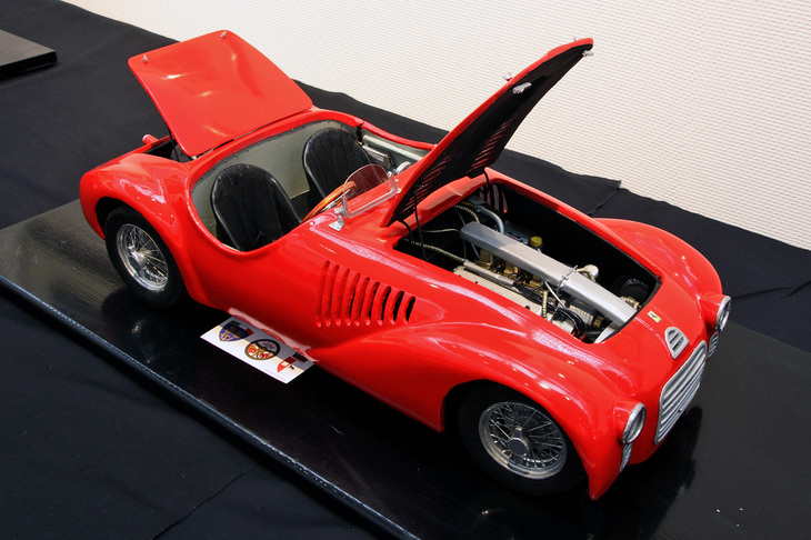 記念すべきフェラーリの処女作である1947年「125S」。実車の取材が難しいこの種のモデルの資料は、洋書などに掲載されている写真が基本。見逃せないのが、デアゴスティーニの組み立てモデルについてくる冊子。こうした歴史的なモデルの写真や、時に透視図などが掲載されているとのこと。あとは市販のモデルカーを参考にすることもあるという。それらの資料をベースに原寸大（1/6）の図面を手描きした後、製作工程に入る。