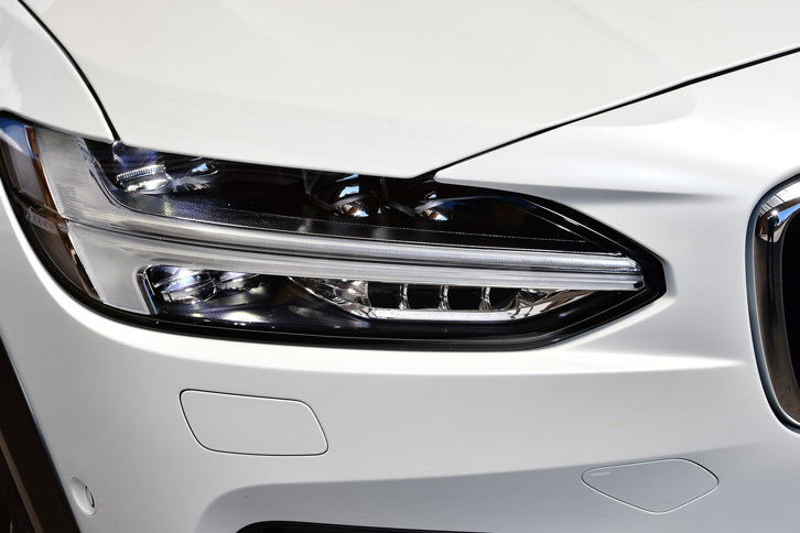 新世代ボルボに共通の「トールハンマー」をモチーフにしたLEDヘッドライトが採用される。