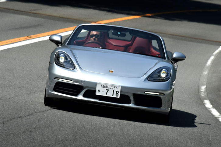 従来の2.7リッター6気筒モデルに比べ、最高出力が35ps、最大トルクは10.1kgmアップした「718ボクスター」。燃費性能の向上もセリングポイントとなっている。