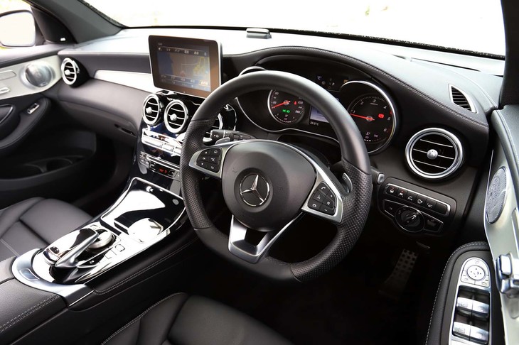 レザーにシルバーパーツ、ピアノブラックでコーディネートされた、ラグジュアリーな雰囲気のインテリア。