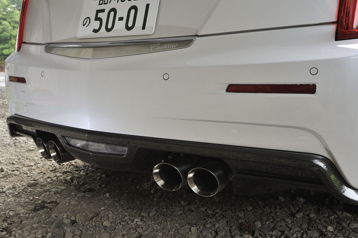 リアバンパーの下部には4本のテールパイプと、カーボン製のディフューザーがのぞく。