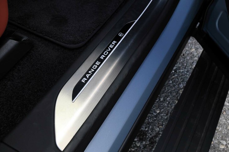 イルミネーションが仕込まれたサイドシルプレート。こちらにも、同車がカタログモデルの最上級グレードであることを示す「SV」のロゴが描かれていた。