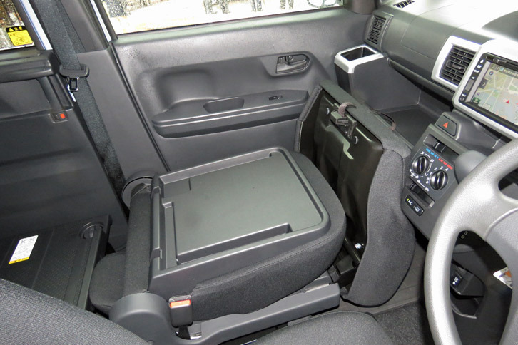 助手席は可倒式で、シートバックを倒せば1905mmの荷室長が得られる。