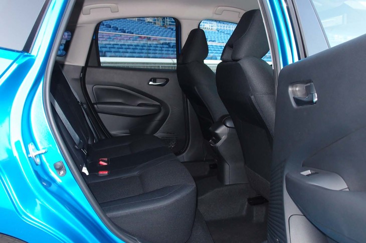 先代よりも全長が55mm、ホイールベースが20mm短くなったものの、後席の広さはクラス最高レベルとアピールされる。