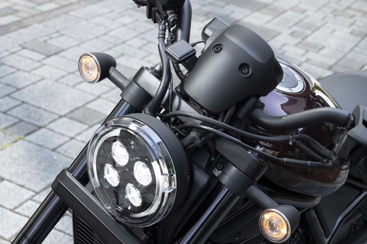 4つのLEDを組み合わせた特徴的なヘッドランプ。オプションで周辺を覆うカウルやスクリーンも用意される。