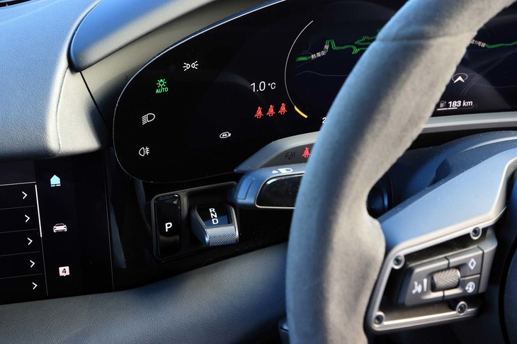 メーターパネルの左端のエリアには灯火類のタッチスイッチが備わる。その下方にはコンパクトなシフトセレクターがレイアウトされる。