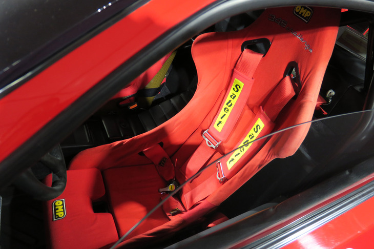 「フェラーリ348チャレンジ」のフルバケットシート。
