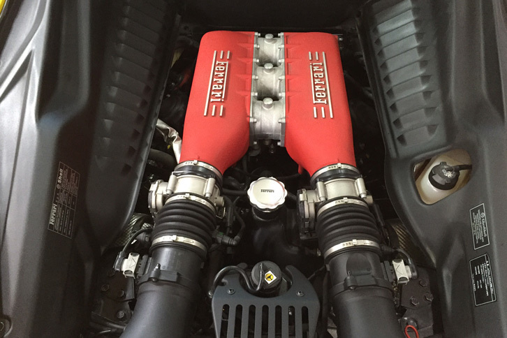 「フェラーリ458イタリア」のエンジンルーム。