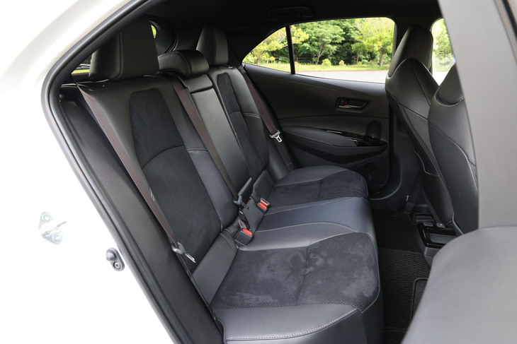 リアシート表皮もフロントシートと同じく、ポリエステルを使用したスエード調の人工皮革「ブランノーブ」で仕立てられている。