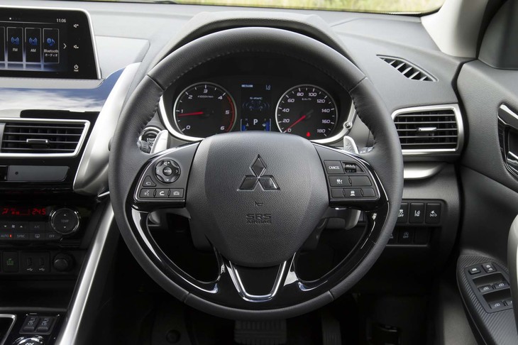 ステアリングホイールの奥には、変速用のシフトパドルが備わる。パドルは供回りしないコラム固定式。