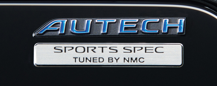 「セレナAUTECH SPORTS SPEC」のリアに備わるエンブレム。