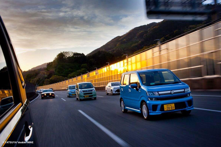 「スズキ・ワゴンR」のライバルは、「アルト」のようなベーシックタイプでもなければ「タント」のようなスーパートール系でもない、いわば“元祖トール系”。今回は、長年のライバルである「ダイハツ・ムーヴ」など計4台をそろえた。（photo：峯 竜也）