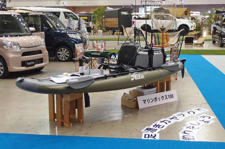 これは、クルマ旅の出先で楽しむための、足漕（こ）ぎカヤック。シートに掛けて、自転車のようにペダルを回すと、船体下部のフィンが稼働して推進力が得られる仕組みだ。写真のような1人乗りのものは、30～40万円が相場となっている。