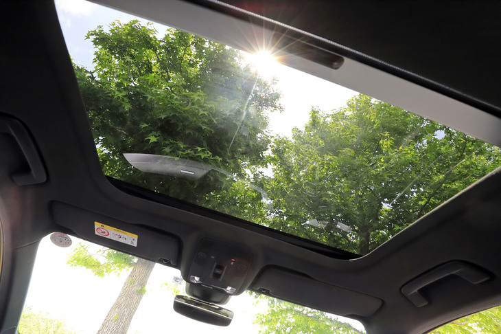車内に開放感をもたらすパノラマサンルーフ。標準車では14万円のオプション装備となる。