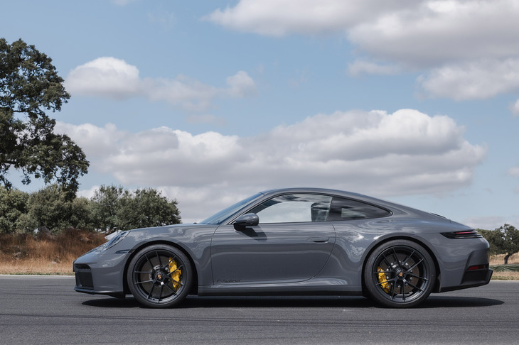 2018年のデビューから約5年半を経て、後期モデルへと移行した8代目「ポルシェ911」（タイプ992）。今回の改良ではパワートレインが刷新され、「GTS」シリーズにはマイルドハイブリッドシステムが採用された。写真はRRの「911カレラGTS」。