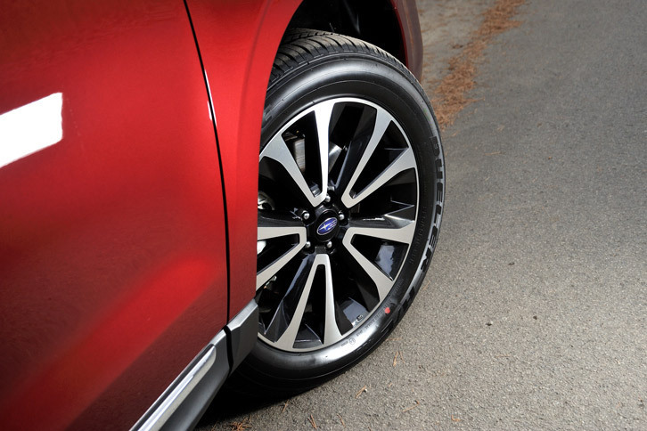 「2.0XT EyeSight」には、ブラック塗装と切削光輝加工を組み合わせたツートンの5ダブルスポークアルミホイールが装備される。