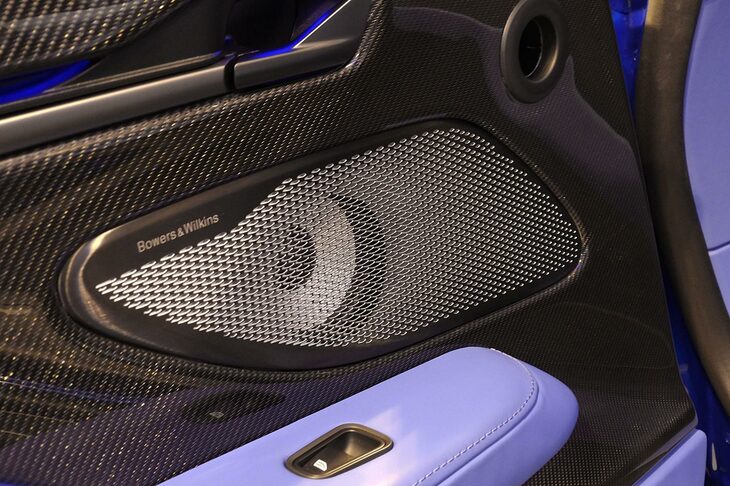 Bowers＆Wilkinsサラウンドサウンドシステムのスピーカー