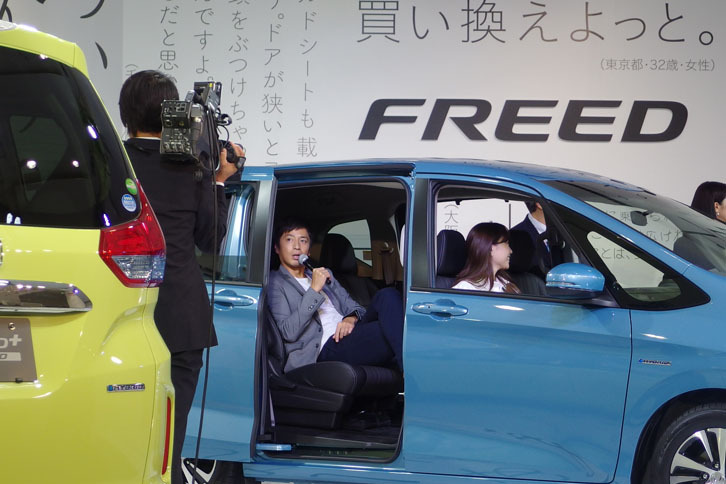 後部座席で長い足を組む徳井さん。前席の蛯原さんともども、室内の天井の高さに感心しきりだった。