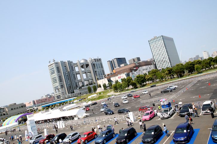 Volkswagen Dayの会場となった駐車場には、イベントステージやテストドライブ用の特設コース、さまざまなプログラムを行うコーナーなどが用意された。