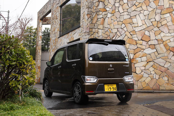 軽ハイトワゴンの草分け的存在である「スズキ・ワゴンR」。現行型は6代目のモデルにあたり、2017年2月に登場した。