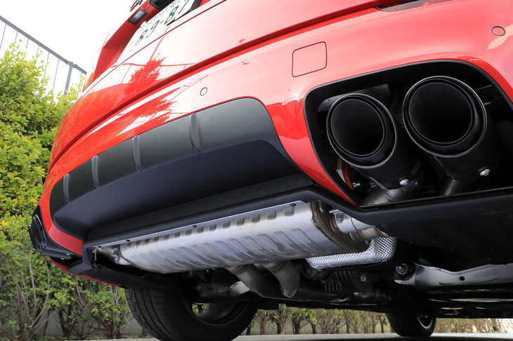 ブラックアウトされた左右4本出しのマフラー。「GTS」には独自のサウンドチューニングが施された専用設計のスポーツエキゾーストシステムが装備される。