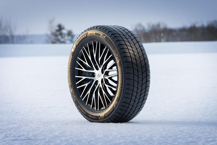 ブリヂストンは「ブリザック アイスピーク」のネーミングを、高い氷雪上性能（ICE）と冒険心や山頂（PEAK）への到達をイメージしたものと紹介している。ブリザックブランドが誇る氷雪上での安心感とアクティブな移動を支える力強さを兼ね備えたスタッドレスタイヤの新製品だ。