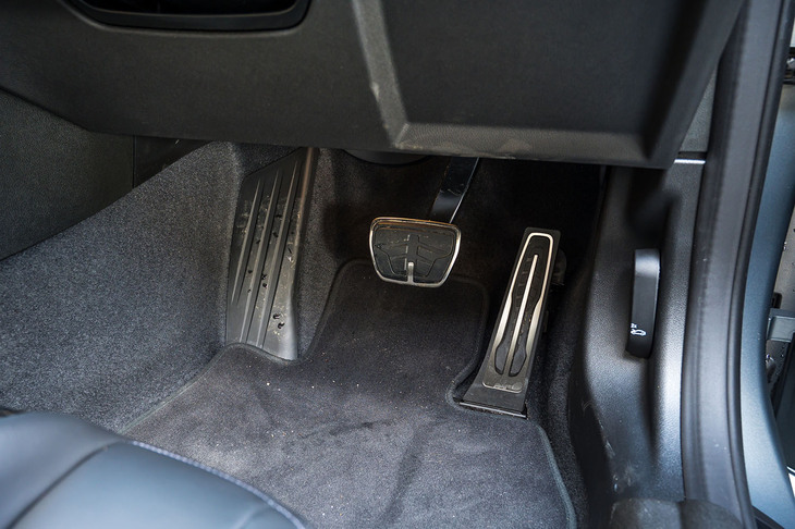 右ハンドル仕様はペダルが右にオフセットしているため、ブレーキング時に太ももの裏がサイサポートに当たる。ちなみに6段MTモデルはクラッチを踏むたびに左の太もも裏が痛かった。