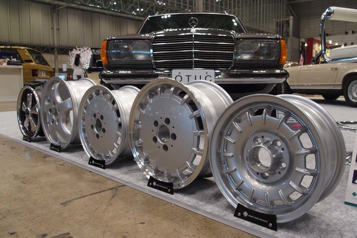 Old Timer UHURU CARSブースに展示されたメルセデス・ベンツ280TE（1985年）とメルセデス・ベンツ用ホイール。