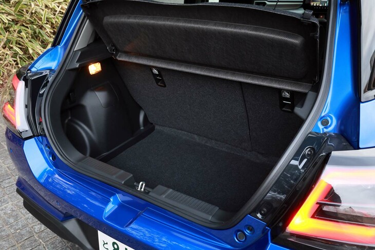 荷室については高さを875mm（従来比＋5mm）、幅を1155mm（＋15mm）とするなど、細かな改良を実施。テールゲート開口部も、地上高を705mm（―10mm）に低めつつ、開口部の高さを645mm（＋25mm）に拡大している。