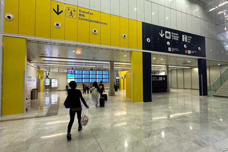 参考までに、帰路で経由したパリのシャルル・ド・ゴール空港で。イエローも穏やかな色が選ばれているため、旅で疲れた目に優しい。