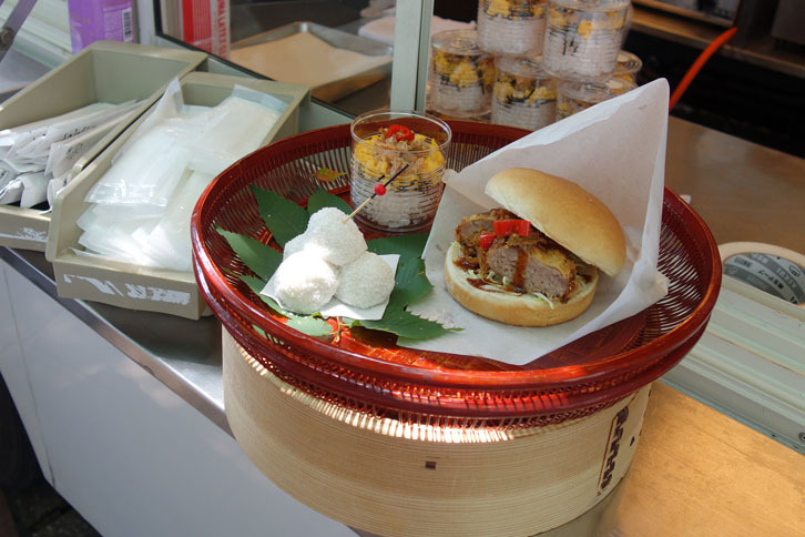 お目当てはこちら。お皿の右側に乗る「Wakiya特製XOジャンたっぷりメンチドック」です。干し貝柱もたっぷり入っています。アミューズじゃなくて、これはもはや食事ですね。