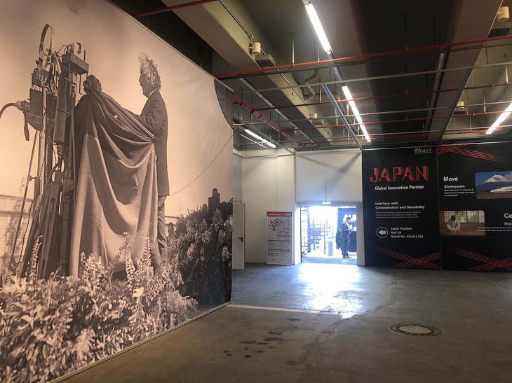 パビリオン間の通路で。1930年大会で演説するアルベルト・アインシュタインの写真が。