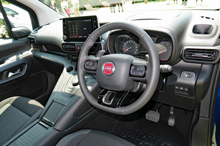 フィアット・ドブロ マキシ（インストゥルメントパネルまわり）