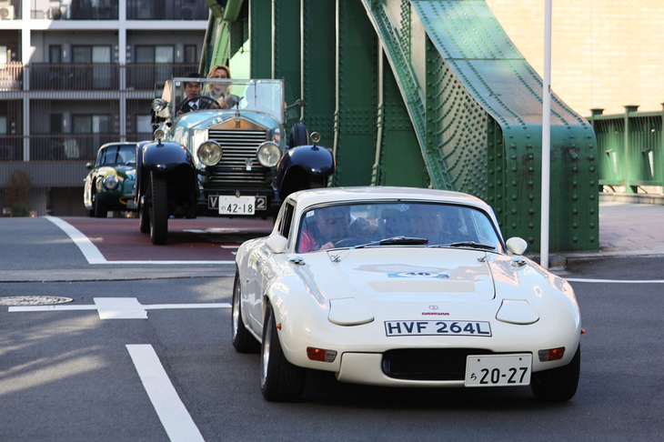 柳橋は区境にあり、南詰は中央区東日本橋となる。渡り切ったのは、非常に珍しい1968年「デイブリアン・インプMk5」。リアエンジンの小型車である「ヒルマン・インプ」のパワートレインを流用した英国製スペシャリストカー。橋上にいるのは1928年「ロールス・ロイス20HP」。