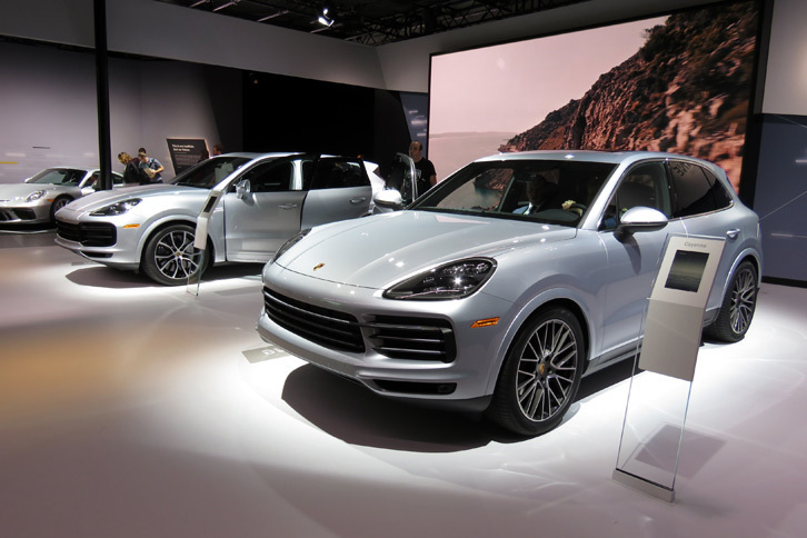 「ポルシェ・カイエン」（手前）と「カイエン ターボ」（奥）。