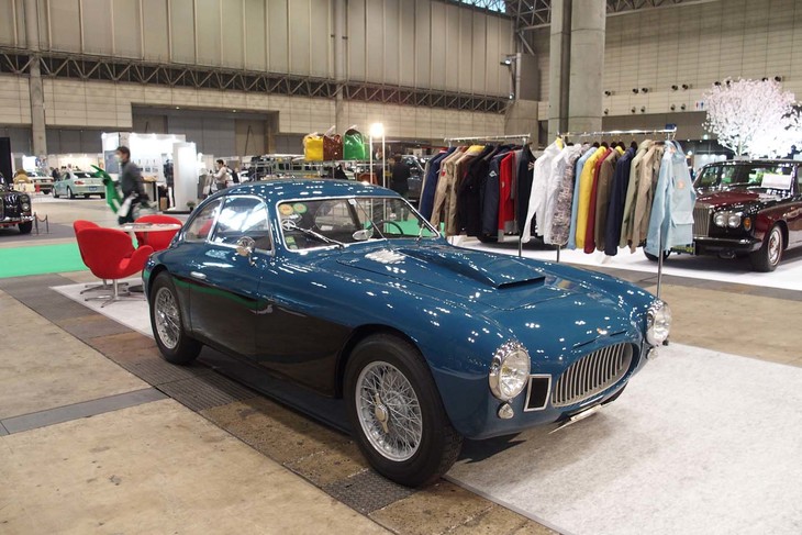 VINTAGE LOVERSの出展ブースと「フィアットV8ザガート」。