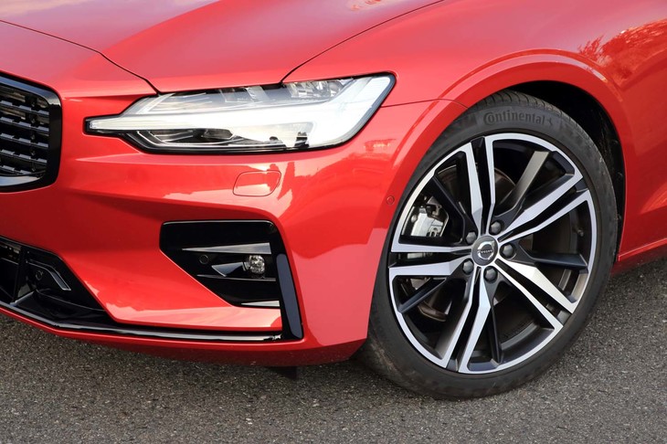 「R-DESIGN」専用デザインの5トリプルスポークアルミホイール。タイヤサイズは235/40R19で、試乗車はコンチネンタルの「プレミアムコンタクト6」を履いていた。