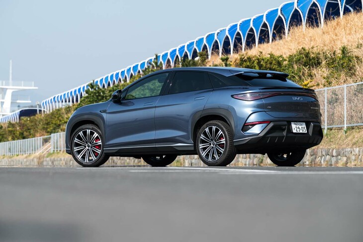 日本におけるBYD乗用モデルの第4弾として登場した「シーライオン7」。全長4830mm、全幅1925mmというサイズの、電動の上級SUVだ。