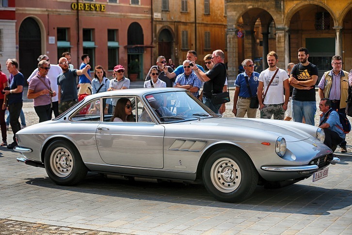 マラネッロの市街地で行われたフェラーリパレードの様子。