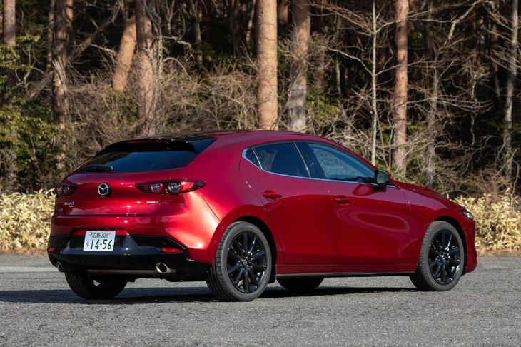 大型のマフラーカッターは「スカイアクティブX」搭載車の専用装備だ。