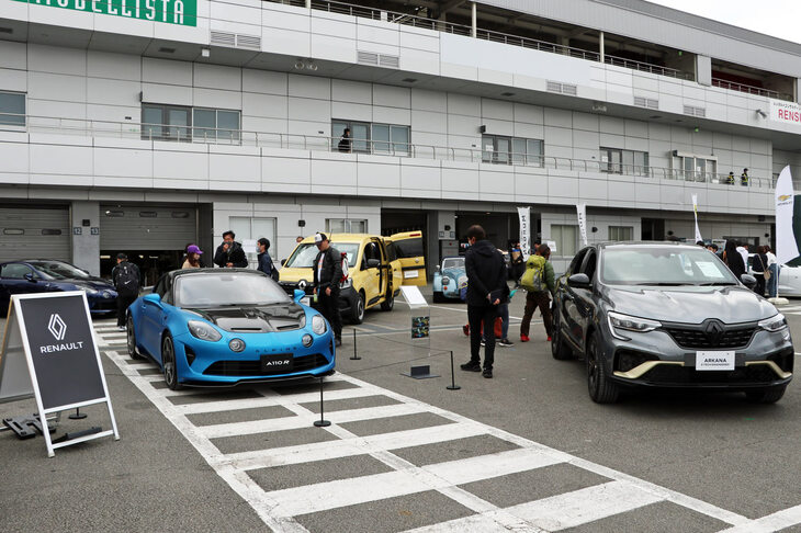 ルノーブースでは、5月に発売される「アルカナ」の新グレード「E-TECHエンジニアード」や、話題の新型「カングー」、最新の「アルピーヌA110」まで幅広い車種を展示。クルマ好きが集うイベントだけに、アルピーヌA110の注目度は高く、担当者によれば、実際に購入したいという相談もあったそうだ。