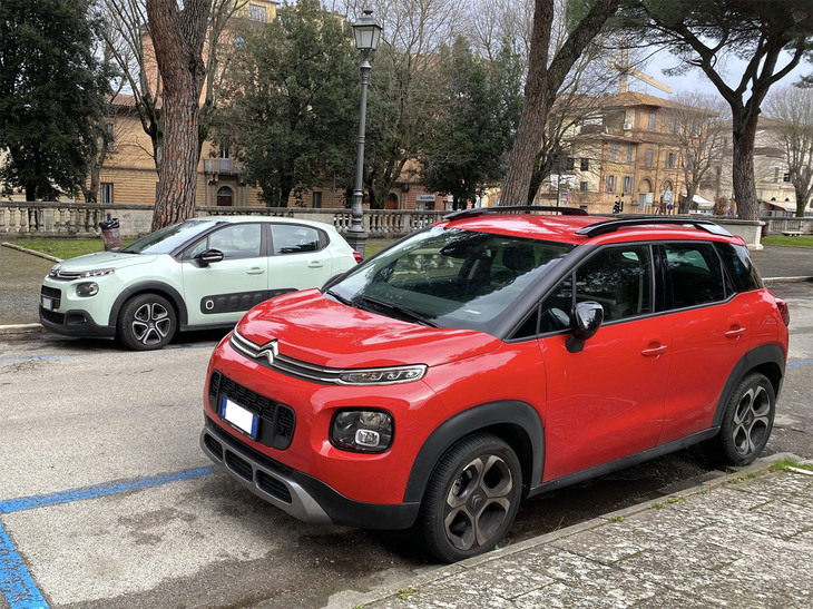 シトロエンの「C3エアクロスSUV」（手前）と「C3」（奥）。黒白グレーといった車体色のクルマがあふれるなか、シトロエンのボディーカラーは視覚的に際立つものが少なくなかった。2021年にシエナで撮影。