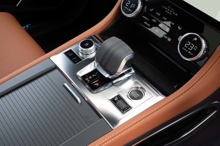 シフトセレクターは従来のダイヤル式からコンパクトなレバー式に変更。代わりにドライブモードセレクターがダイヤル式となった。