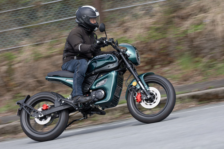 「VMS6」のプロジェクトがスタートしたのは2019年ごろ。2020年末にバイクが形となり、コロナ禍を経てようやくリリースを迎えた。生産を担うのは中国・重慶の威利科技実業有限公司だ。