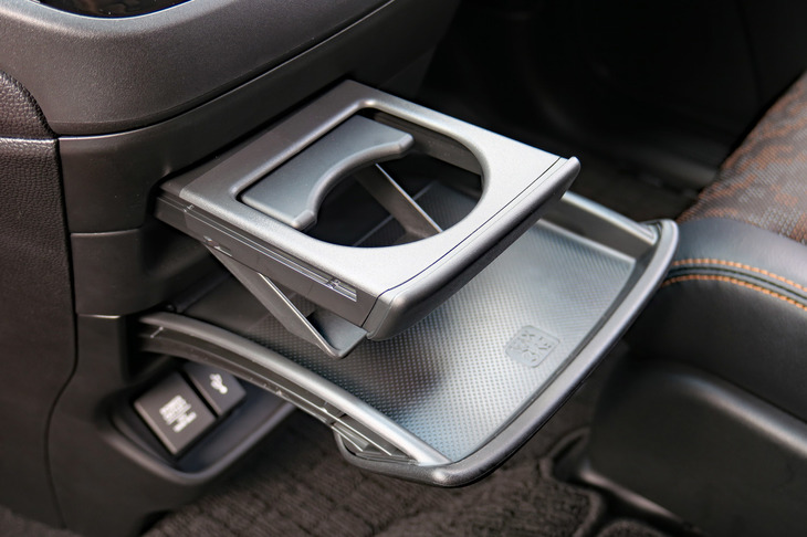 ホンダ・フリード ハイブリッド クロスター（4WD）（引き出し式のセンターテーブルとドリンクホルダー）