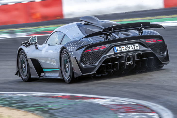 パフォーマンスに加え、走行中のノイズもレーシングカーそのもの。電気系統の音、スパーギアの明るい音、高回転のエンジンの音、排気の音。これらすべてに鼓膜が対処することはほとんどできない。